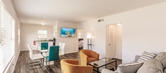 2 Bedroom 2 Bath Beach 1 min Walk 8 People Keyless Flexible Check in 
