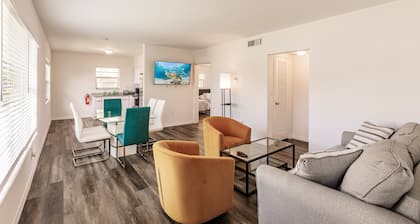 2 Bedroom 2 Bath Beach 1 min Walk 8 People Keyless Flexible Check in