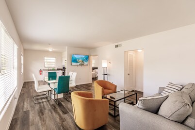 2 Bedroom 2 Bath Beach 1 min Walk 8 People Keyless Flexible Check in