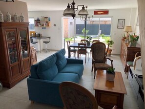Una televisión, libros, una impresora