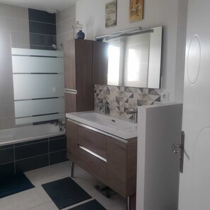 Ensemble douche/baignoire, sèche-cheveux