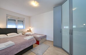 3 bedrooms, in-room safe, iron/ironing board, travel cot