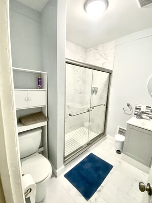 Shower, hair dryer, bidet, towels - Cozy, 2 BR APt in Worcester Close to Downtown, Palladium, DCU center, Polar Park (Worcester)