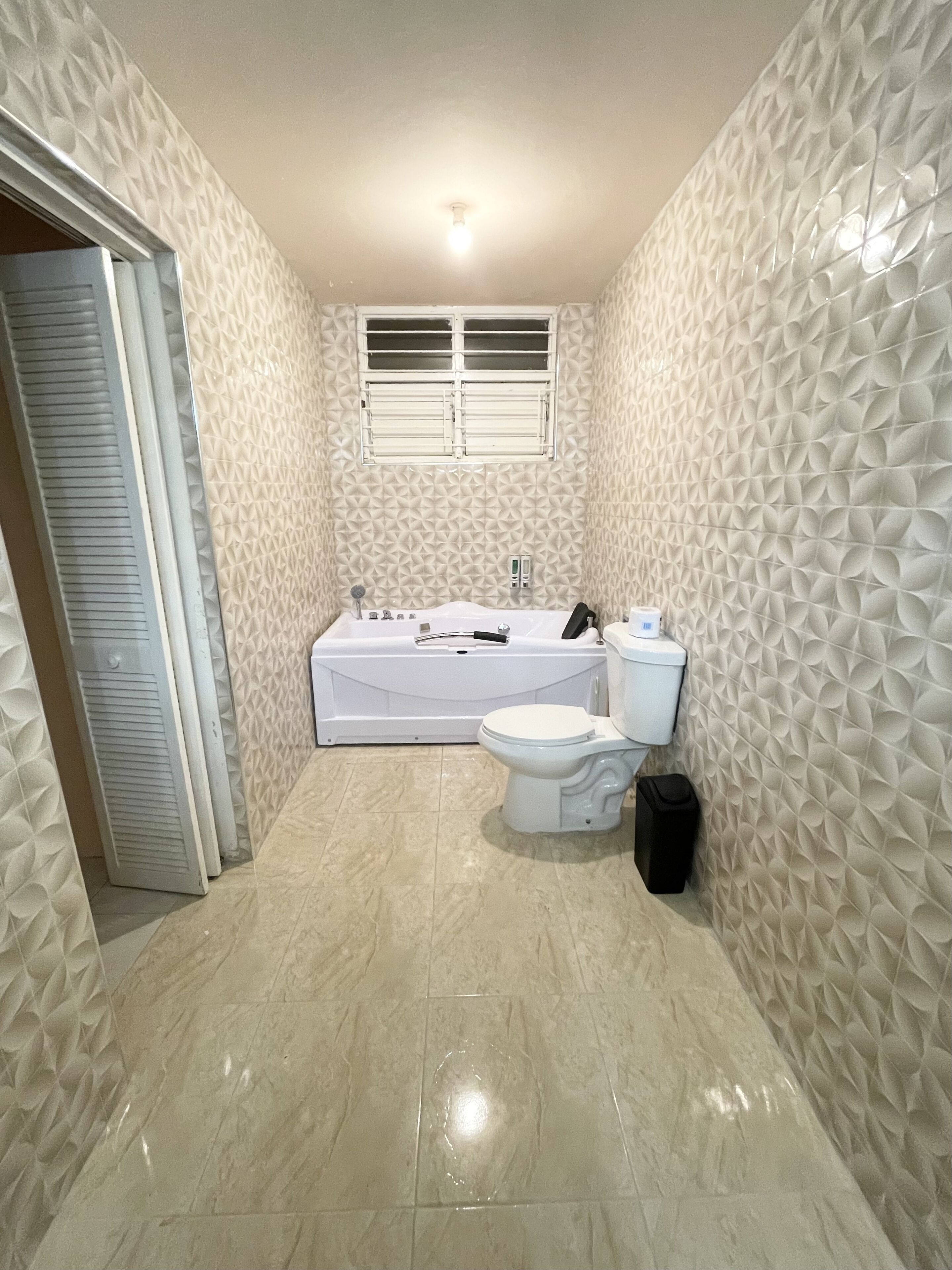 Ensemble douche/baignoire, baignoire à jets, sèche-cheveux