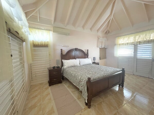 4 bedrooms, iron/ironing board, travel crib, free WiFi - The Sandpiper Villa - Authentic Jamaican Experience! (Tower Isle)
