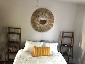 3 habitaciones, tabla de planchar con plancha y cuna de viaje 