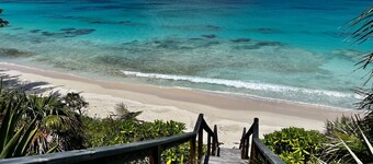 Priv. Beachfront House w/Hot Tub on Pink Sand Beach. Walk to Restaurant/Bar