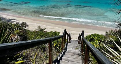 Priv. Beachfront House w/Hot Tub on Pink Sand Beach. Walk to Restaurant/Bar