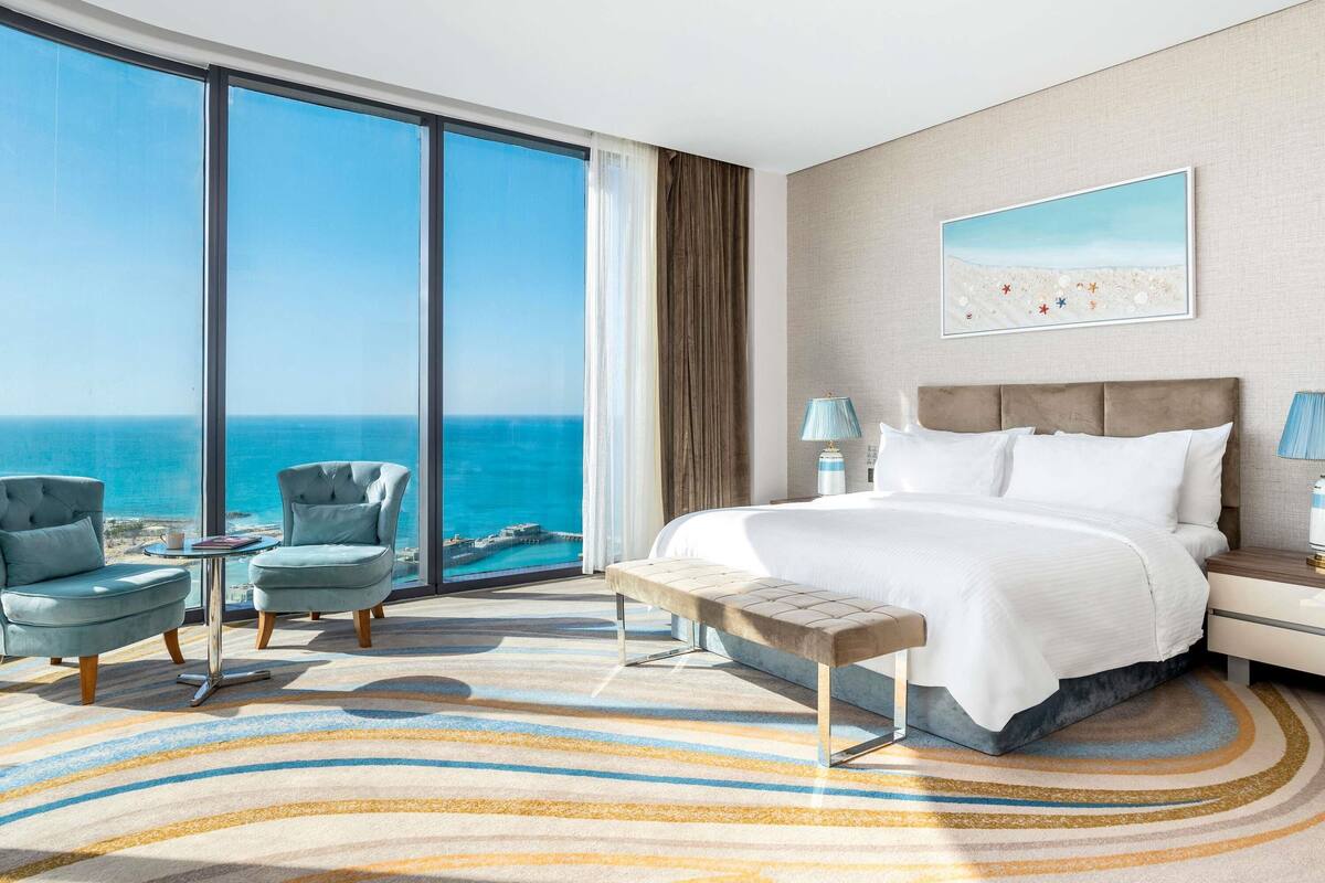 Kamar Premium, 1 Tempat Tidur King | Minibar gratis, brankas, tirai kedap cahaya, dan kedap suara