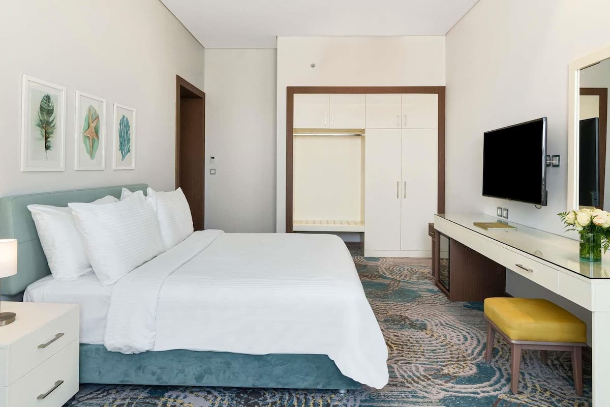 عناصر مجانية داخل الميني بار وخزنة داخل الغرفة وستائر تعتيم