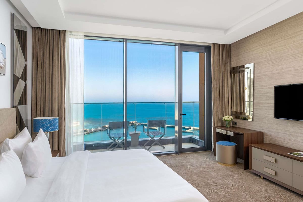 Minibar gratis, brankas, tirai kedap cahaya, dan kedap suara