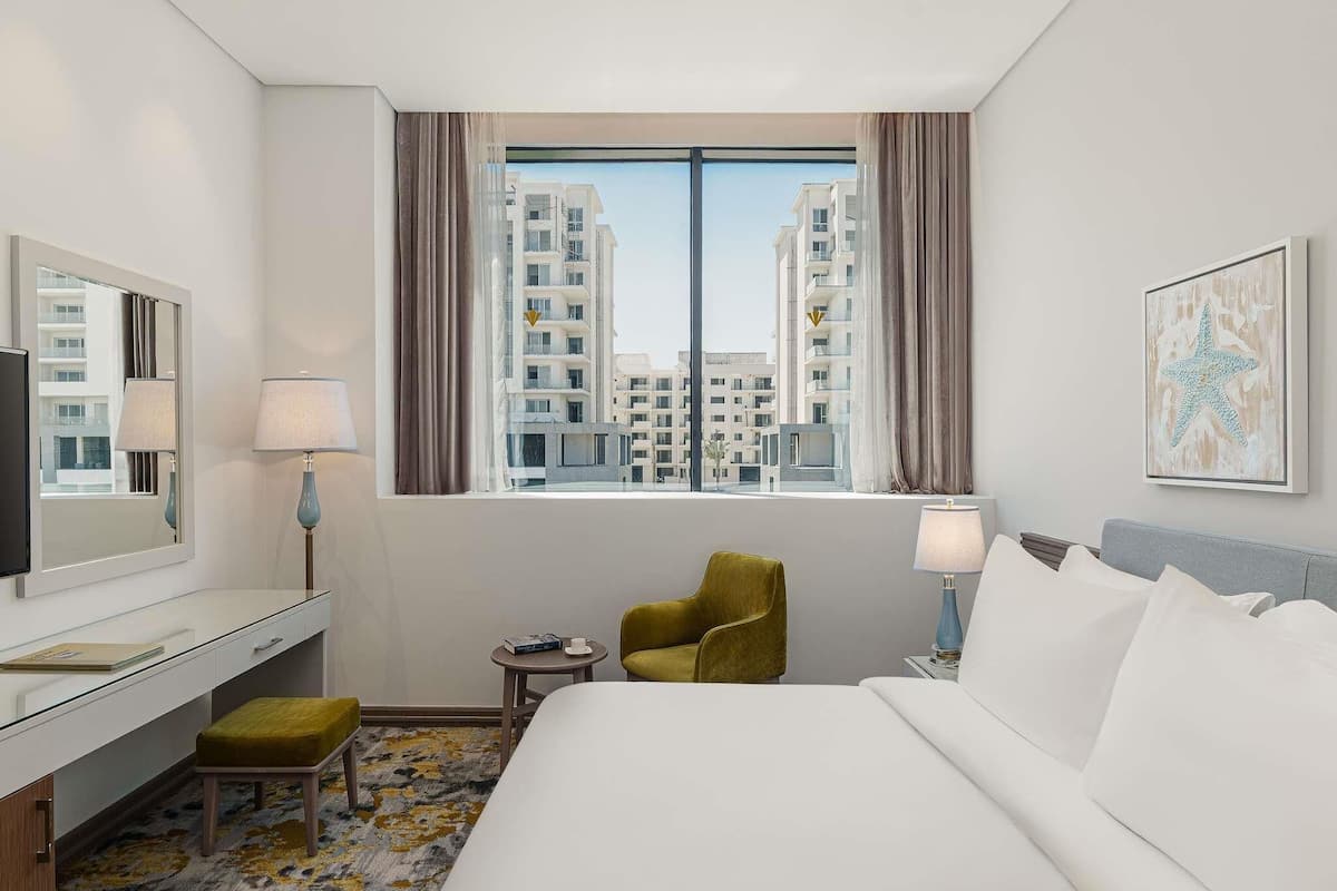 عناصر مجانية داخل الميني بار وخزنة داخل الغرفة وستائر تعتيم