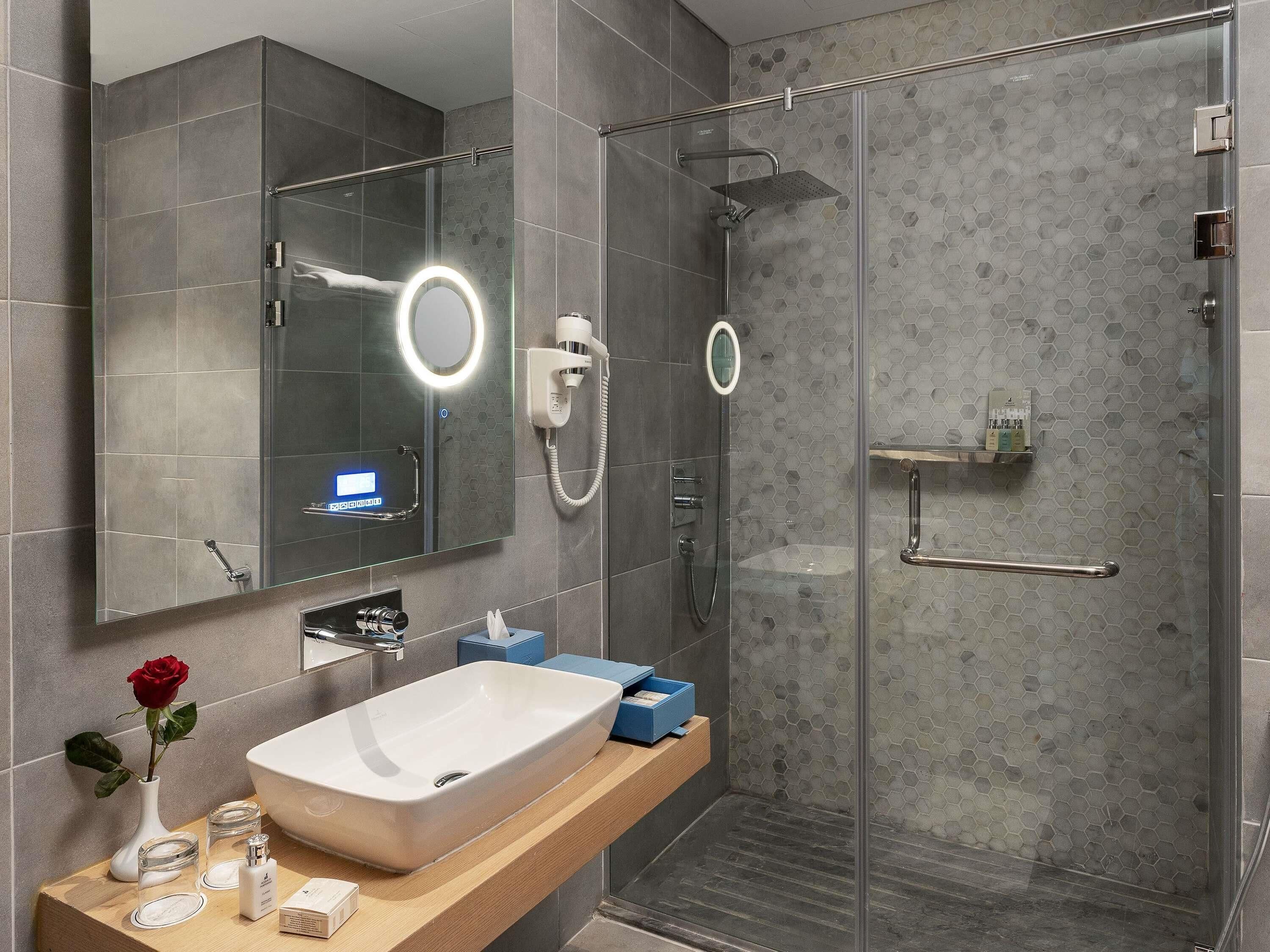 Free minibar, in-room safe, blackout drapes, soundproofing