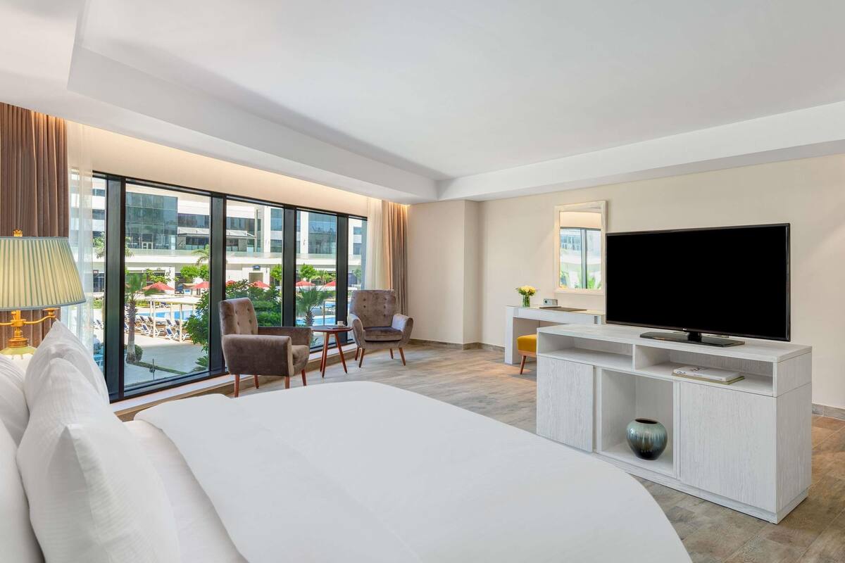 Suite Keluarga, 2 Tempat Tidur Double | Minibar gratis, brankas, tirai kedap cahaya, dan kedap suara