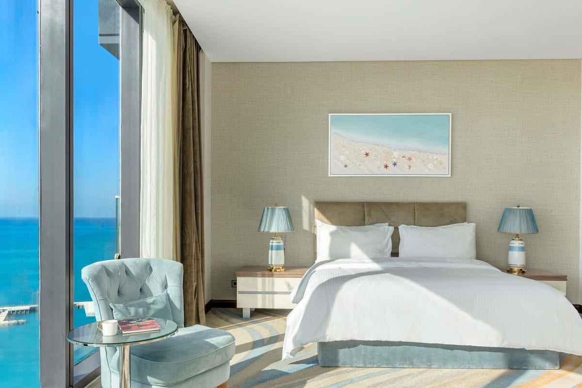 Free minibar, in-room safe, blackout drapes, soundproofing