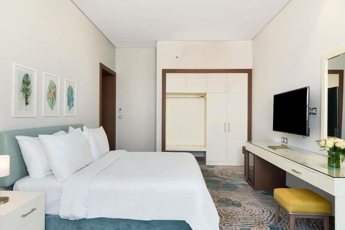 جناح جونيور (Club) | عناصر مجانية داخل الميني بار وخزنة داخل الغرفة وستائر تعتيم