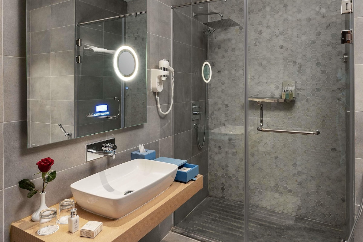 Free minibar, in-room safe, blackout curtains, soundproofing