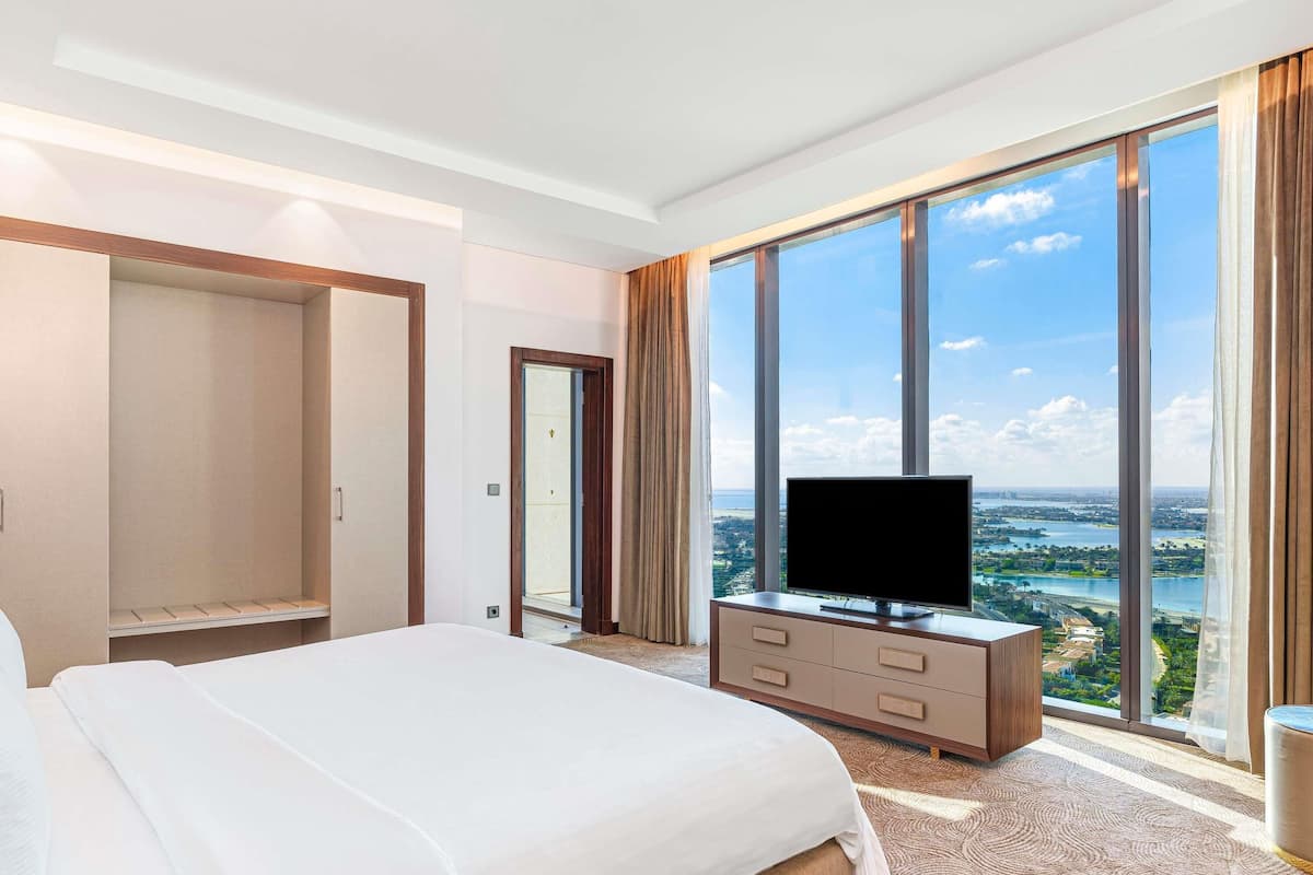Free minibar, in-room safe, blackout curtains, soundproofing