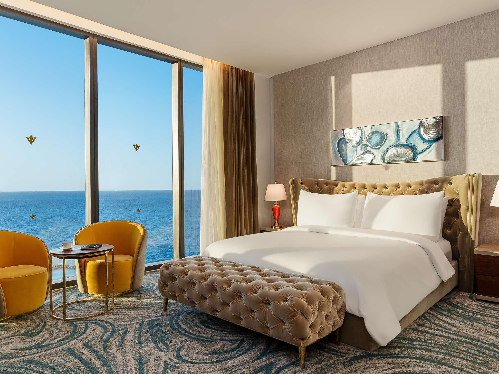 عناصر مجانية داخل الميني بار وخزنة داخل الغرفة وستائر تعتيم