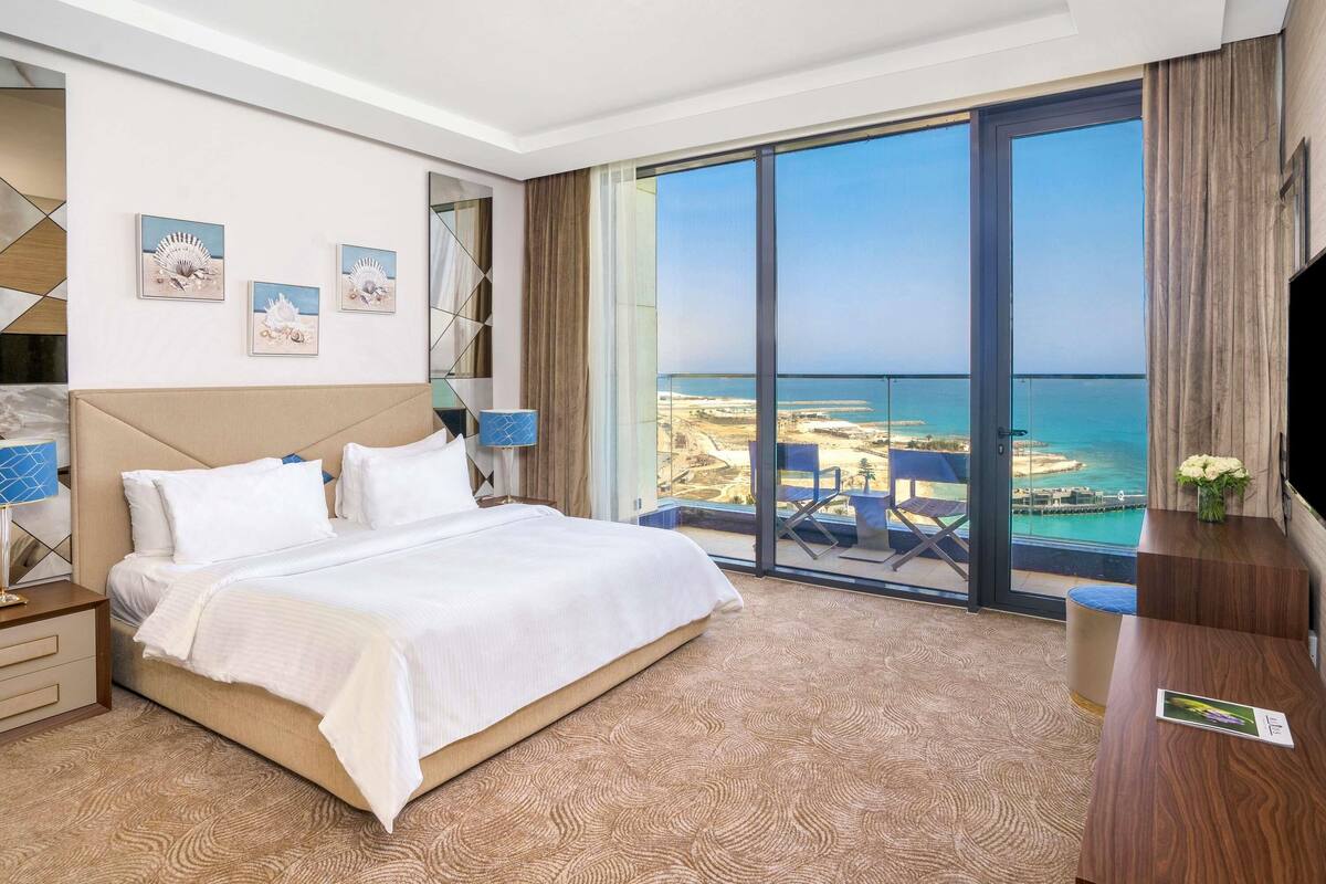 Suite Premium, Beberapa Tempat Tidur | Minibar gratis, brankas, tirai kedap cahaya, dan kedap suara