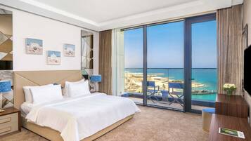 Suite Premium, varias camas | Artículos del minibar gratis y caja de seguridad en la habitación