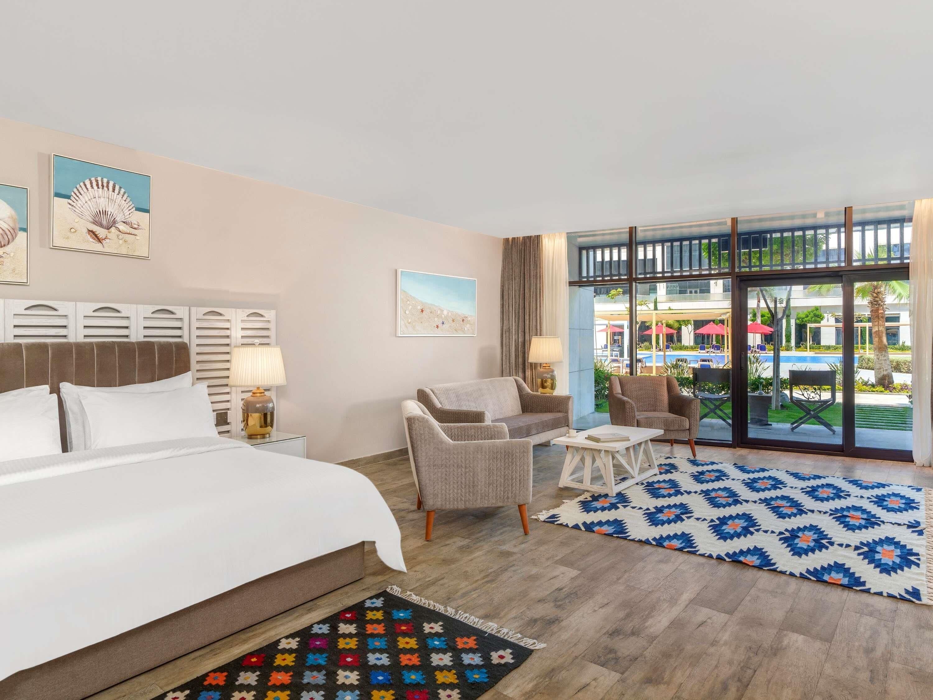 Deluxe Room, 1 King Bed, Accessible | Free minibar, in-room safe, blackout drapes, soundproofing