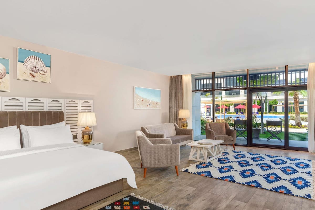 Kamar Deluks, 1 Tempat Tidur King, akses difabel | Minibar gratis, brankas, tirai kedap cahaya, dan kedap suara