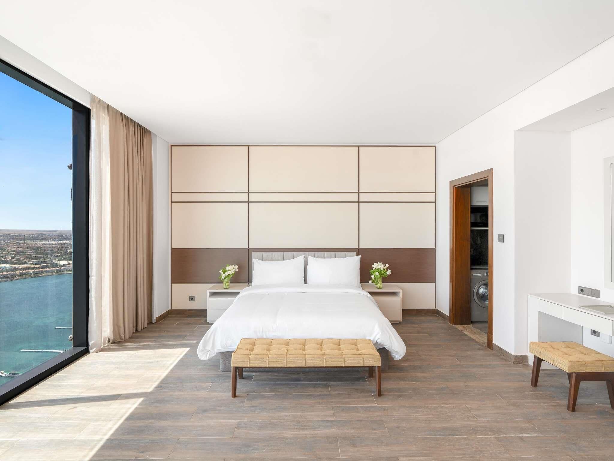 عناصر مجانية داخل الميني بار وخزنة داخل الغرفة وستائر تعتيم