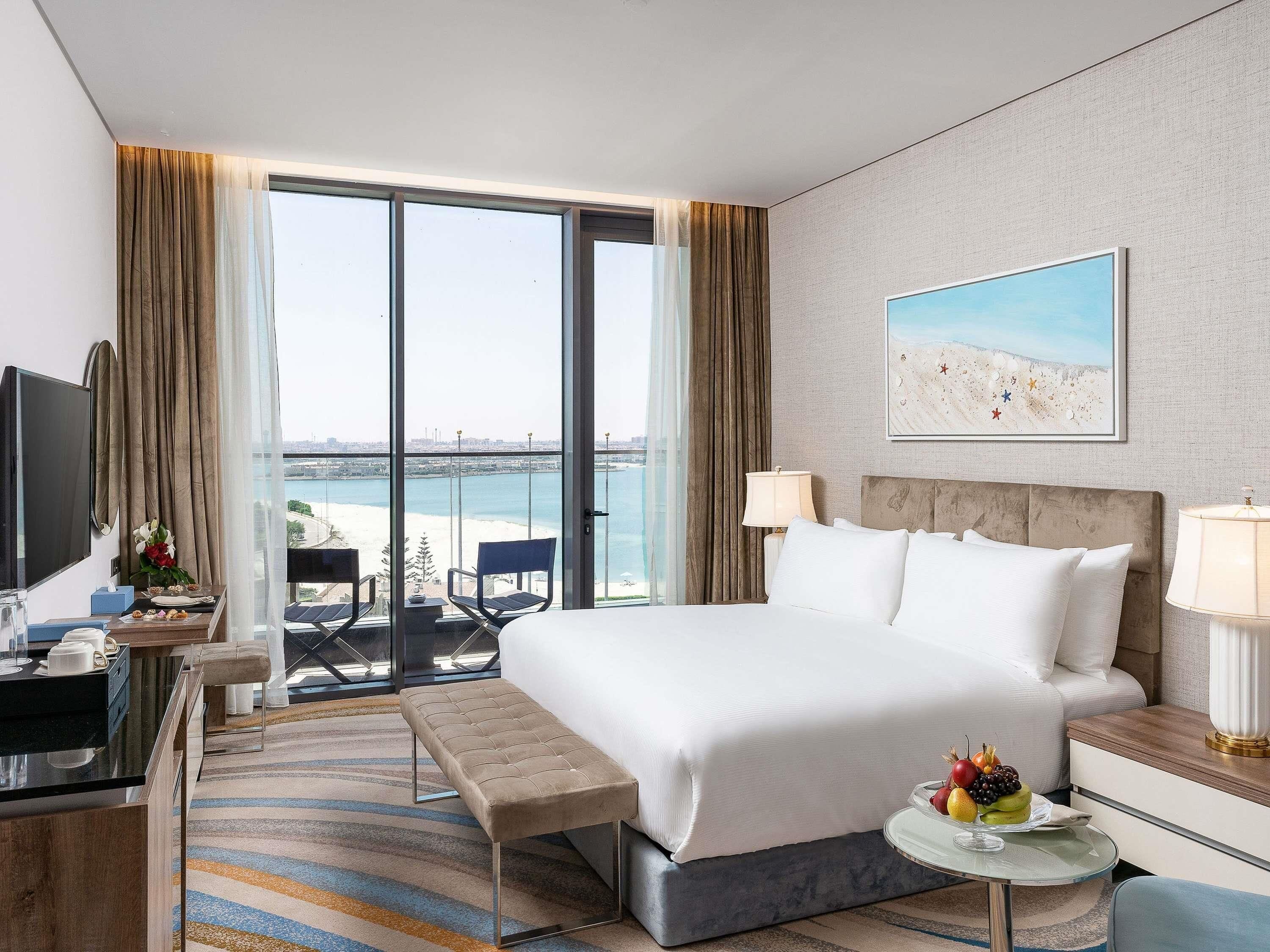 Deluxe Room King Bed | Free minibar, in-room safe, blackout drapes, soundproofing