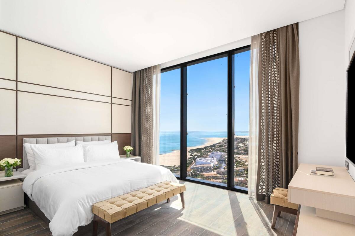 Suite, 1 kamar tidur | Minibar gratis, brankas, tirai kedap cahaya, dan kedap suara