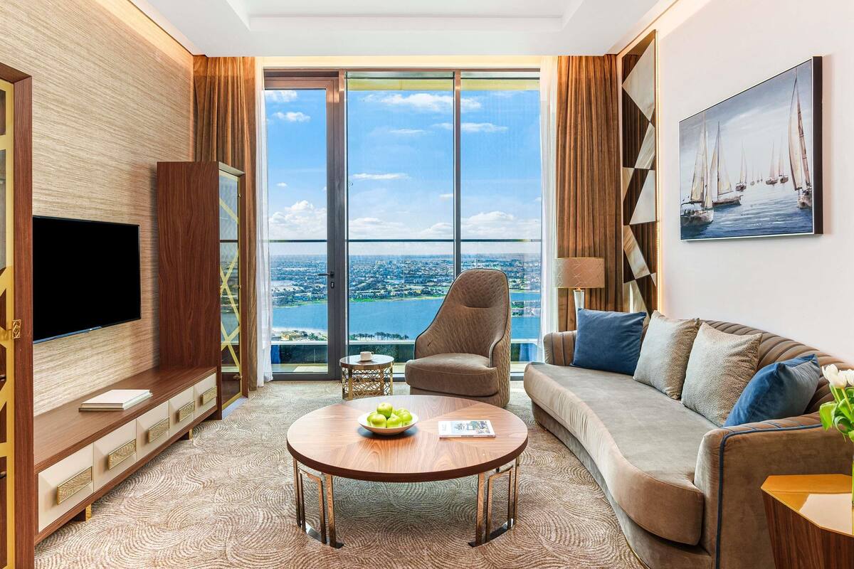 Suite Junior, 1 Tempat Tidur King | Minibar gratis, brankas, tirai kedap cahaya, dan kedap suara