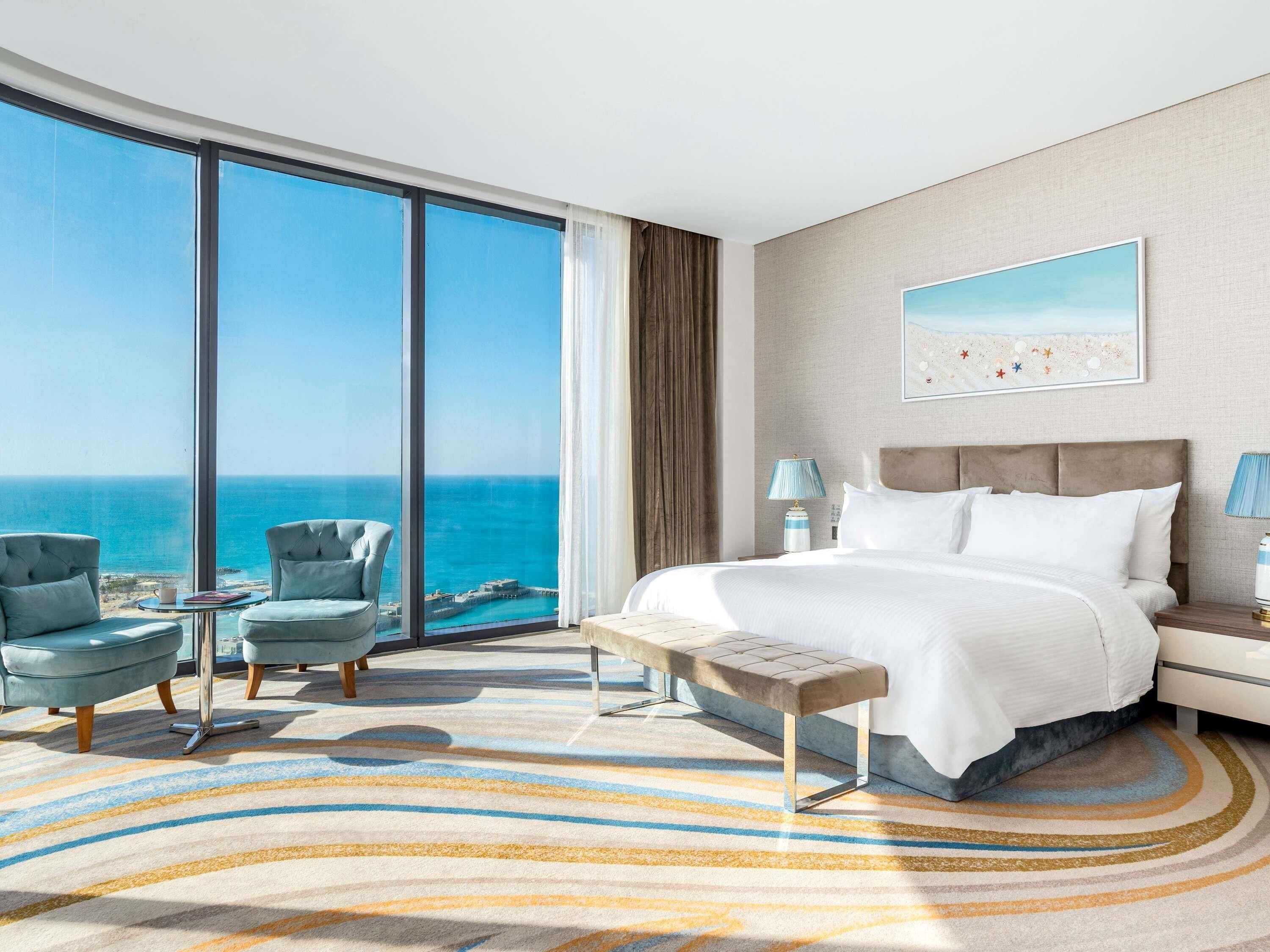 Premium Room Panoramic View | Free minibar, in-room safe, blackout drapes, soundproofing