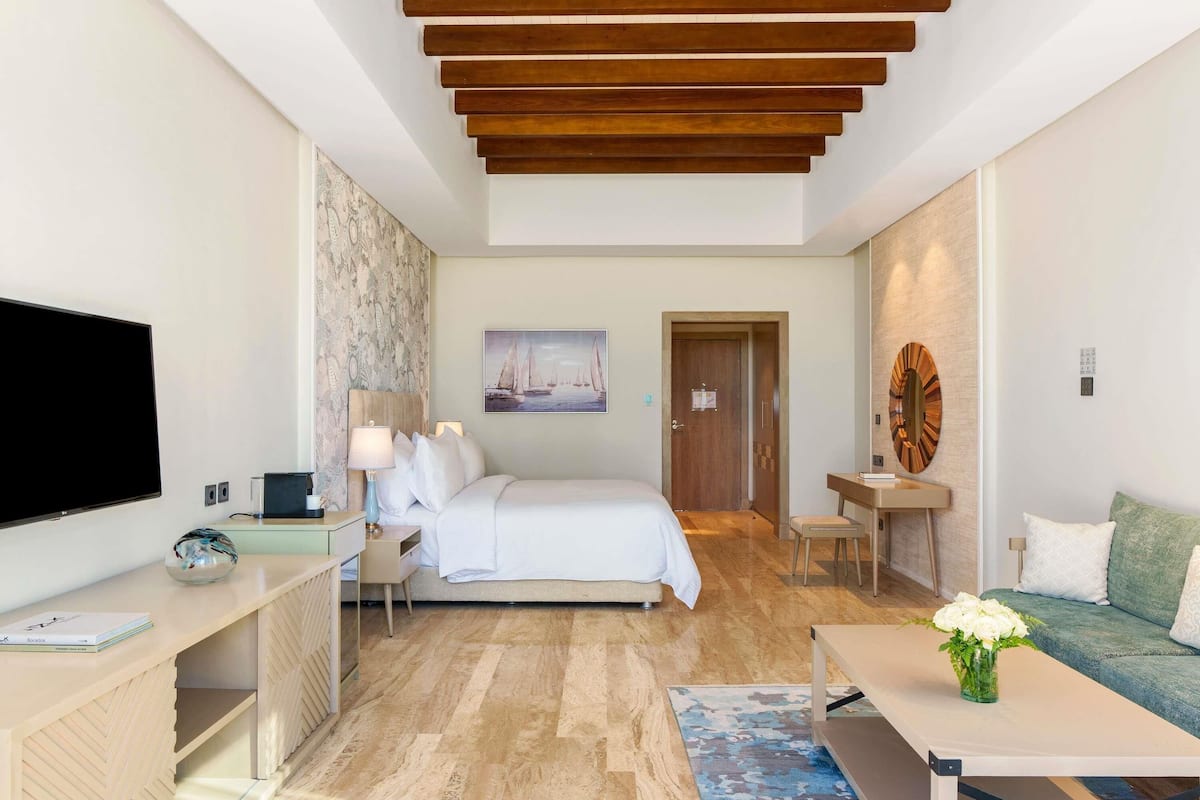 Chalet, 1 Tempat Tidur King | Minibar gratis, brankas, tirai kedap cahaya, dan kedap suara