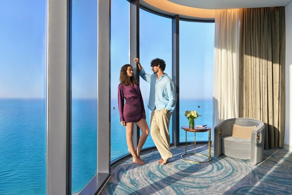 عناصر مجانية داخل الميني بار وخزنة داخل الغرفة وستائر تعتيم