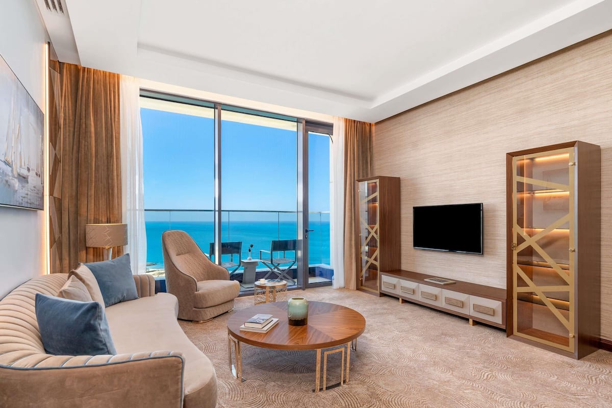 Suite Deluxe, 1 lit double et 1 canapé-lit | Articles de minibar gratuits, coffre-fort pour ordinateur portable