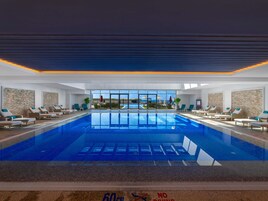 Una piscina techada, una piscina al aire libre de temporada
