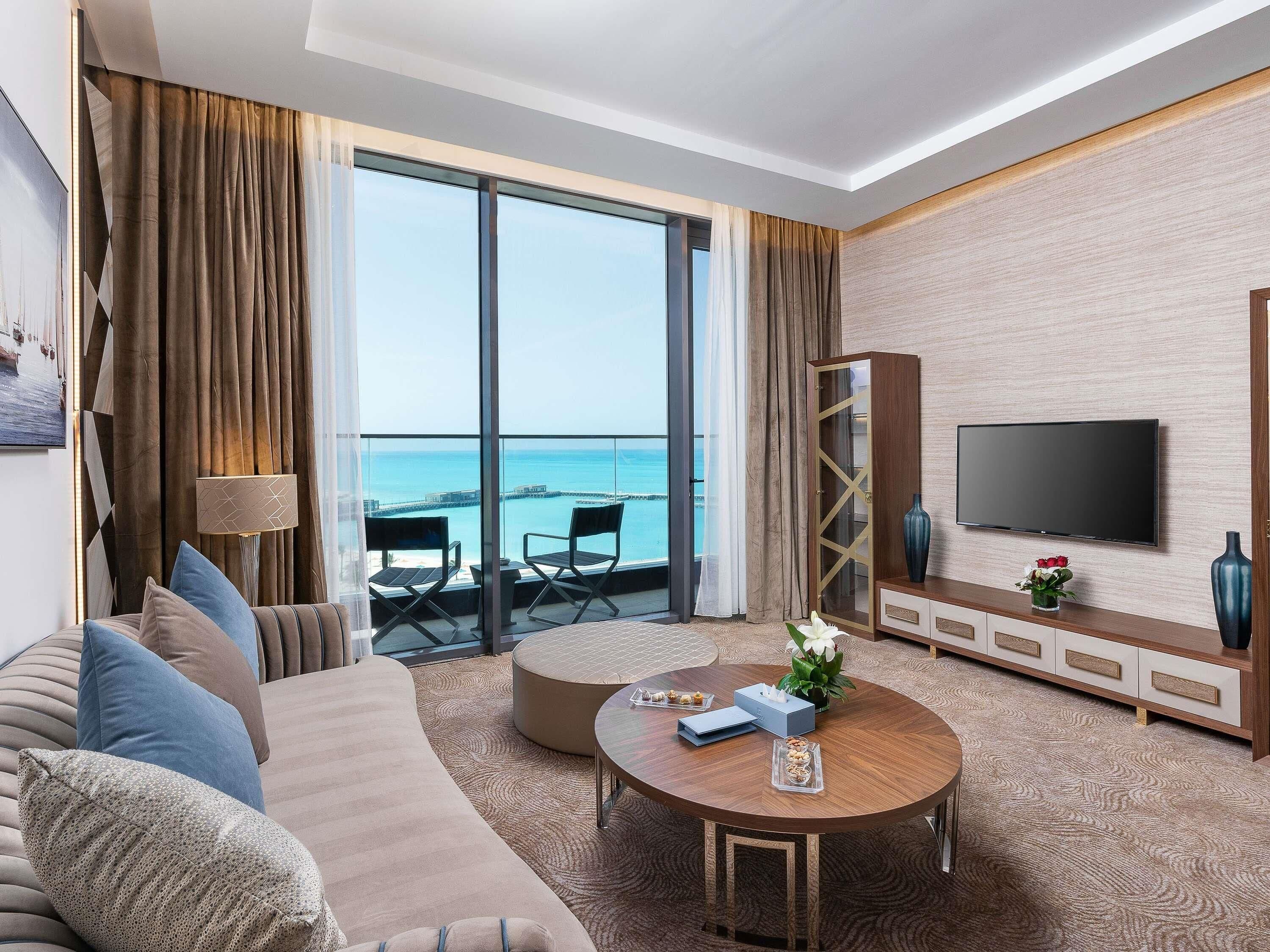 Deluxe Suite | Free minibar, in-room safe, blackout drapes, soundproofing