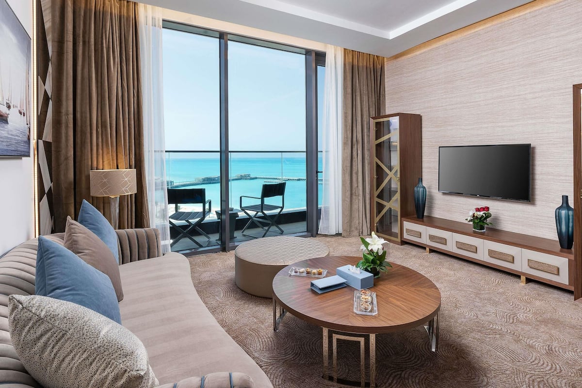 Suite Deluks, 1 Tempat Tidur Double dengan tempat tidur Sofa | Minibar gratis, brankas, tirai kedap cahaya, dan kedap suara