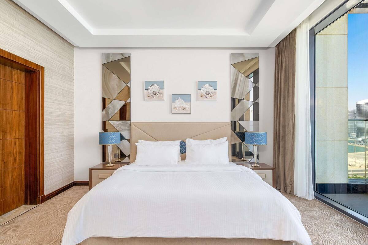 Kamar Deluks, 1 Tempat Tidur King | Minibar gratis, brankas, tirai kedap cahaya, dan kedap suara