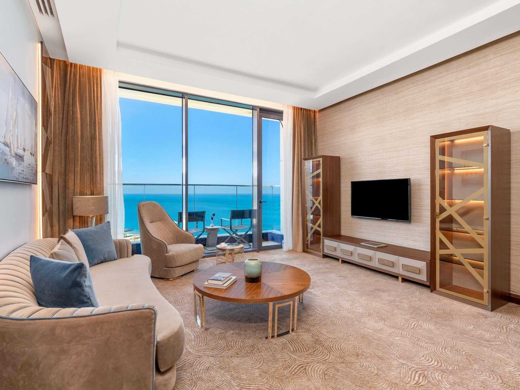 عناصر مجانية داخل الميني بار وخزنة داخل الغرفة وستائر تعتيم