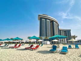 Playa privada, sombrillas, toallas de playa, vóleibol de playa