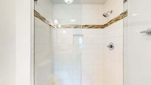 Combined shower/tub, towels