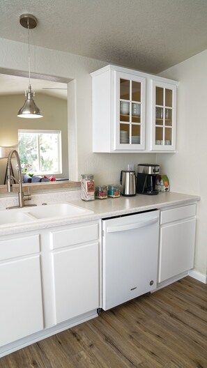 ثلاجة، ميكروويف، فرن، موقد طهي مسطح