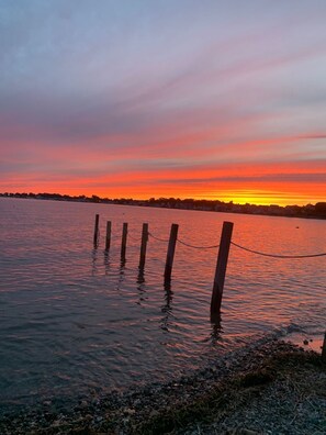 Nær stranden og solsenger