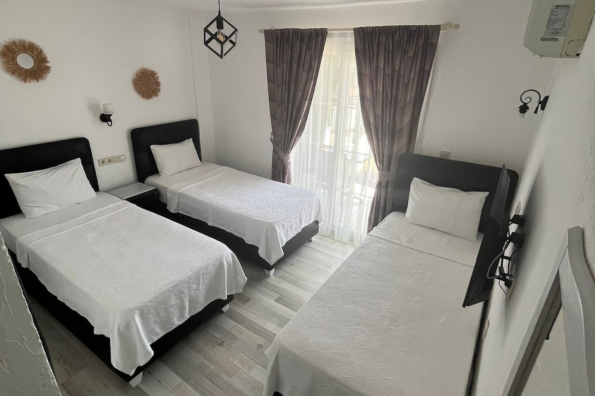Kamar Deluks, area taman | Seprai premium, selimut bulu angsa, dan busa memori