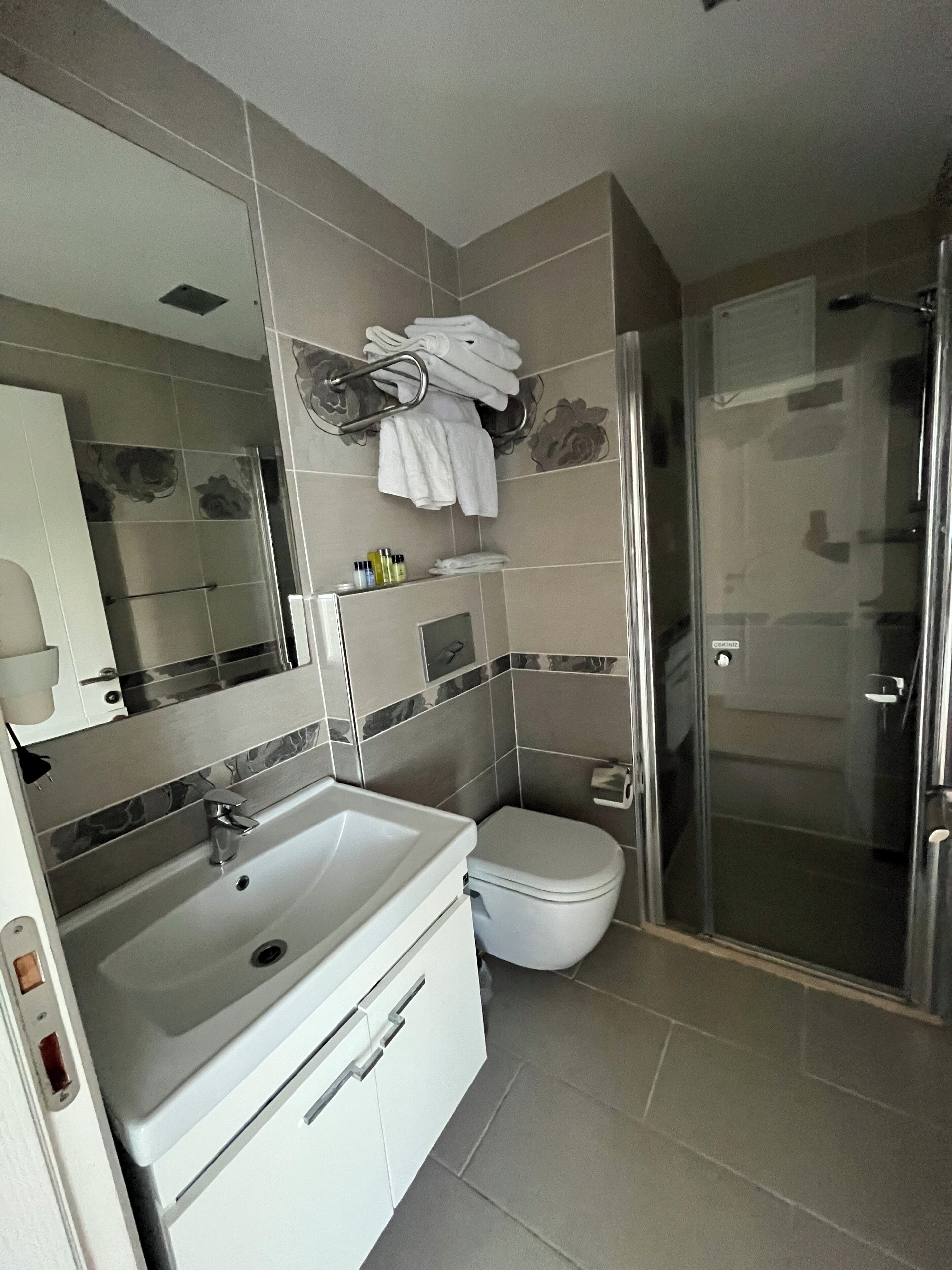 deluxe room, 1 queen bed, balcony | bathroom | shower, hair dryer, towels, soap