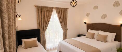 Une chambre d’hôtel avec deux lits, une table de chevet, une lampe de chevet, une fenêtre avec des rideaux, un luminaire fixé au mur et un plafonnier.
