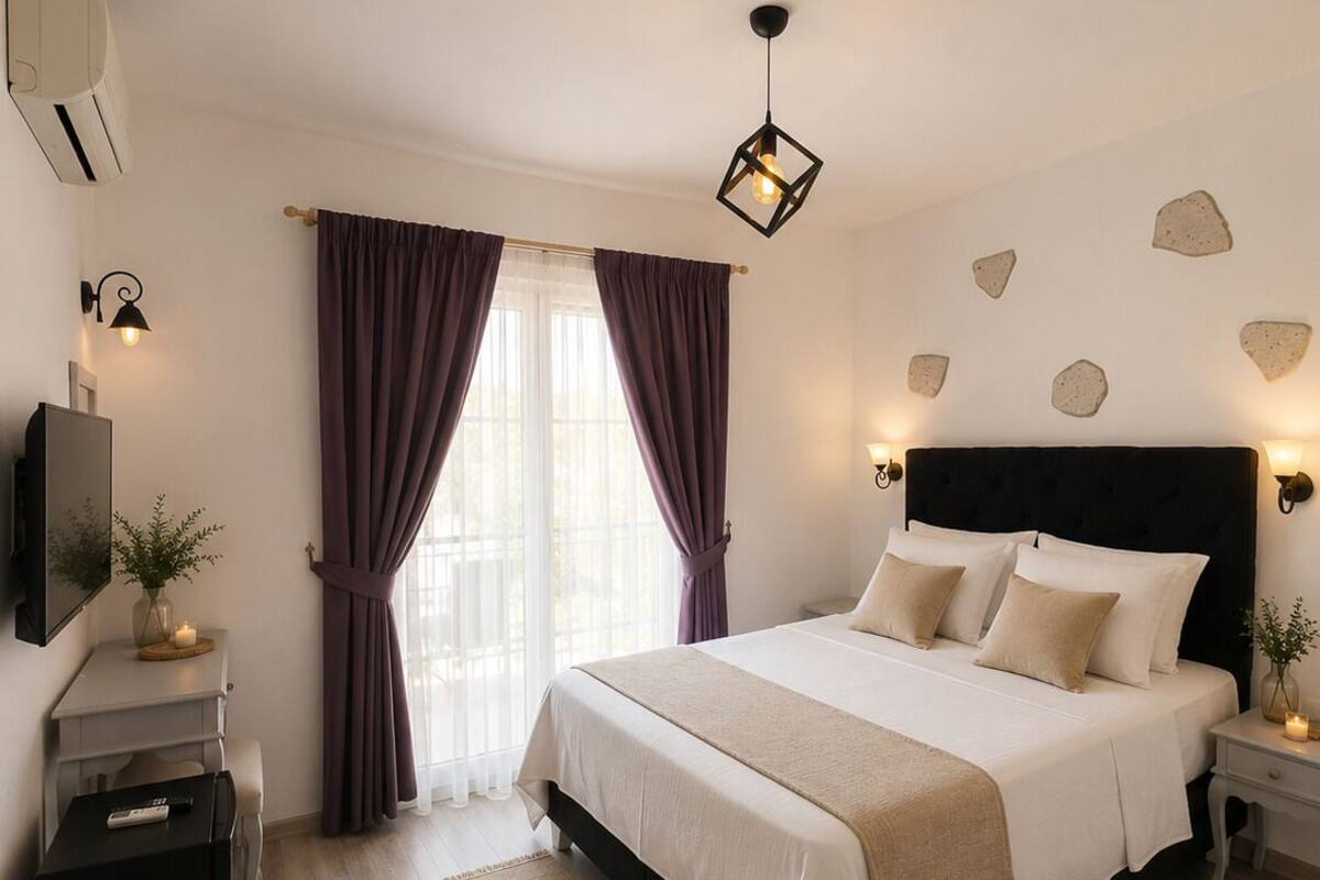 Deluxe Room, 1 Queen Bed | Premium bedding, down comforters, memory foam beds, WiFi