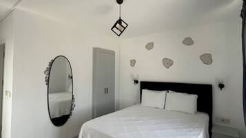 Deluxe Room, 1 Queen Bed | Premium bedding, down comforters, memory foam beds, WiFi