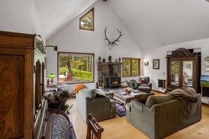 Interior - Grassy Ridge -Tranquil retreat with views in the Bridger Canyon with hot tub! (Bozeman)